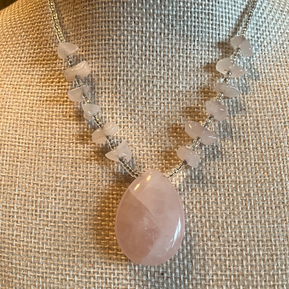 ROSE QUARTZ LARGE PENDANT AND SMALLER CHIPS ON THE SIDES MATCHING BRACELET - Picture 8 of 12